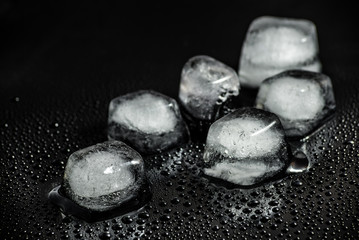 Eiswürfel auf schwarz mit Wassertropfen
