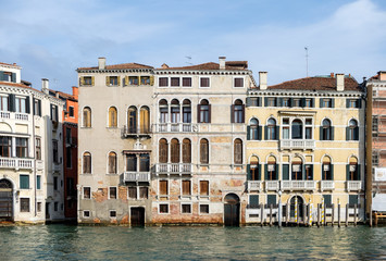Fototapeta na wymiar Houses on the Ganal Grande (Grand Canal) in Venice, Italy