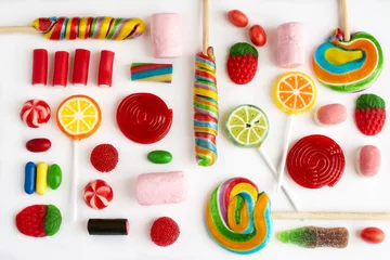 Küchenrückwand glas motiv Bunte Lutscher und Bonbons und süße Süßigkeiten in verschiedenen Farben auf weißem Hintergrund. © dulsita
