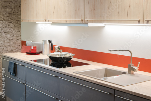 Wohndesign beleuchtete, moderne küchenzeile stockfotos und ...