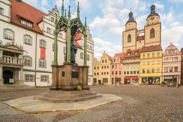 Fototapeta na wymiar Marktplatz und Stadtkirche St Marien in Wittenberg, Sachsen-Anhalt in Deutschland