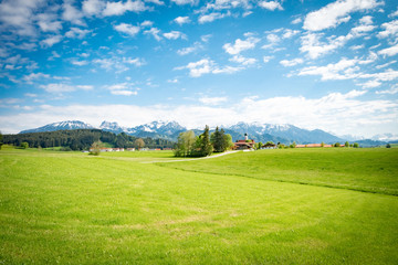 Idyllischer Frühling im Allgäu, typische Dorflandschaft