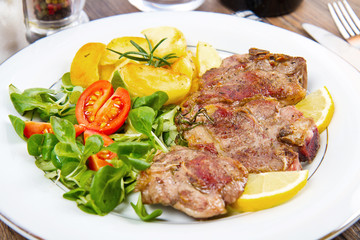 costine di agnello al forno con insalata