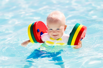 Fototapeta na wymiar Little baby boy playing in swimming pool