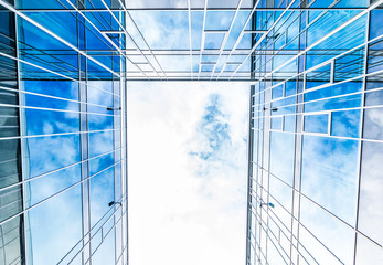 Glasfront, Konzerngebäude, spiegelnde Wolken