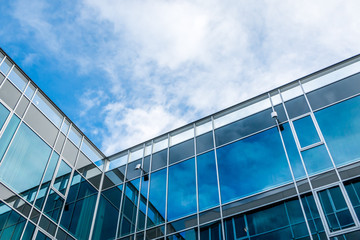 Glasfront, Konzerngebäude, spiegelnde Wolken