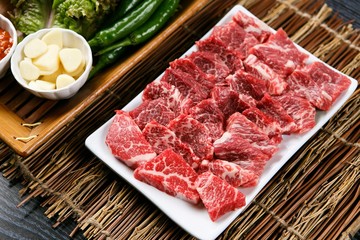 prime rib on korean style table	
