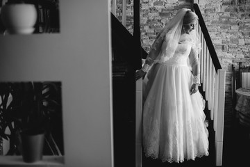 Obraz premium young bride portrait with perfume is getting ready at home in the morning, wedding day