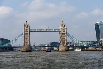Obraz premium Großbritannien - Bootsfahrt auf der Themse nach Greenwich - Tower Bridge