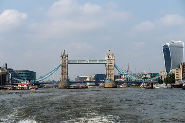 Obraz premium Großbritannien - Bootsfahrt auf der Themse nach Greenwich - Tower Bridge