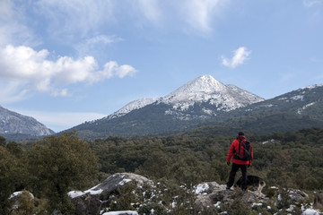 Fototapeta premium turysta, który lubi widoki oferowane przez Sierra de las Nieves