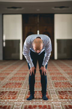 Muslim person bowing in prayer