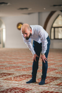 Muslim person bowing in prayer