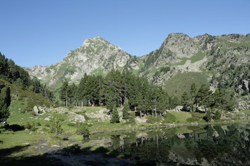 Fototapeta na wymiar Lac du Laurenti dans les Pyrénées ariégeoises, France