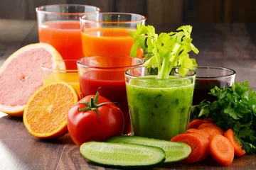 Crédence de cuisine en verre imprimé Jus Glasses with fresh organic vegetable and fruit juices