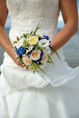 Obraz na płótnie Canvas bride holding wedding bouquet with roses