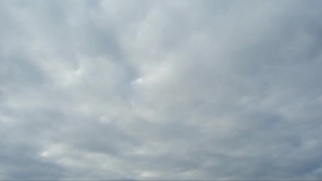Zeitrafferaufnahme: rasch vorbeiziehende, Wolken &uuml;ber einen d&uuml;steren Himmel am fr&uuml;hen Nachmittag