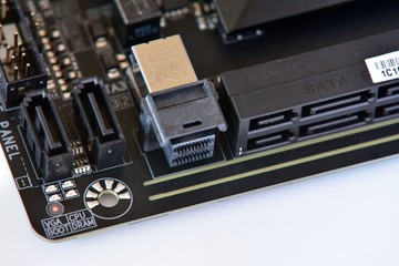 carte mère , connexion U2 et sata express
