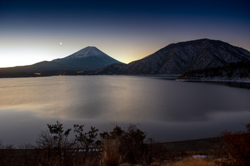 Naklejka premium Lake Motosu and mt.Fuji at sunrise time