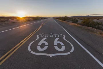 Fotobehang Route 66 Zonsondergang op Route 66 in de Californische Mojave-woestijn.