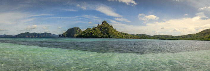 Obraz premium Scenic view of the sandbar of Snake Island in El Nido, Palawan with some boats full of tourists.