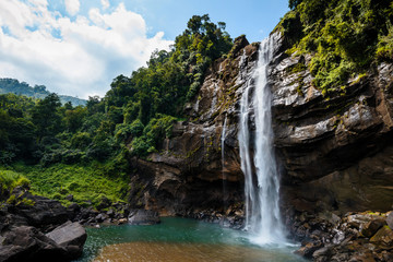 Fototapeta premium Aberdeen Falls is a picturesque 98 m high waterfall on the Kehelgamu River near Ginigathena, in the Nuwara Eliya District of Sri Lanka.
