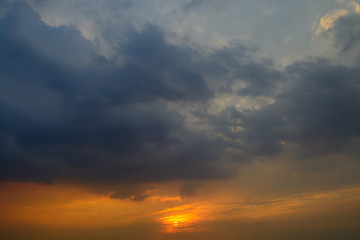 Fototapeta na wymiar sunset clouds in the vast blue sky background