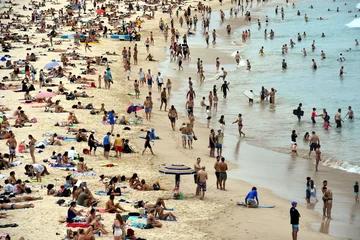 Papier Peint photo Plage et mer Sydney, Australie - 5 février 2017. Les gens se détendre, nager et bronzer sur la plage de Bondi. La plage de Bondi est l& 39 un des sites touristiques les plus célèbres d& 39 Australie.