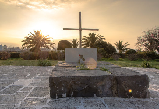 Grave of Greek famous writer and philosopher Nikos Kazantzakis. His novel is Zorba the Greek. Epitaph on the grave: I hope for nothing. I fear nothing. I am free.