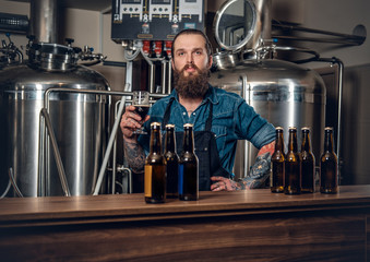 A man presenting beer in the microbrewery.
