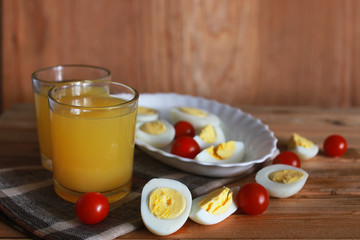 breakfast tomato egg wooden background