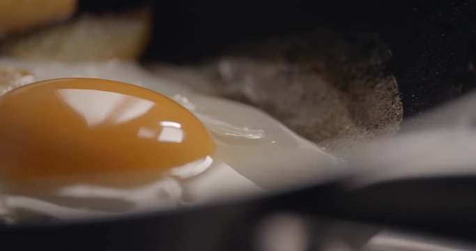 Egg cooking slowmotion close up &ndash; SOURCE: 4K 120 FPS PRORES 4444 12 BITS