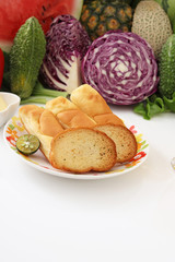 おいしそうなパンとサラダ
