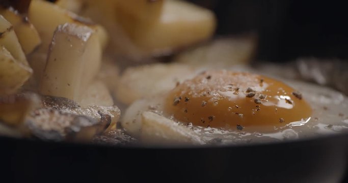 Egg cooking slowmotion close up &ndash; SOURCE: 4K 120 FPS PRORES 4444 12 BITS