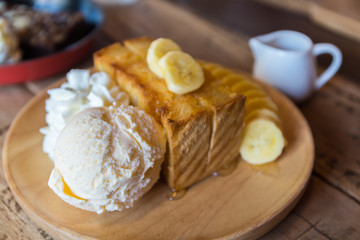 Honey toast whit ice cream.