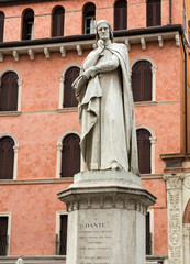 Fototapeta na wymiar Dante Alighieri Statue at Piazza dei Signori in Verona