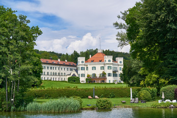 Fototapeta na wymiar Schloss Possenhofen und Park am Starnberger See