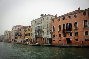Obraz na płótnie Canvas Scenic canals and bridges of foggy Venice, Italy