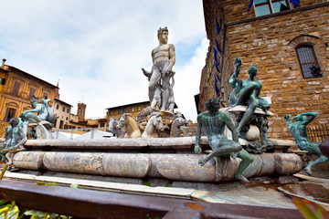 Neptun fontain in Firenze, Italy © prescott09