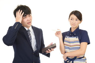 不安そうな表情の夫婦