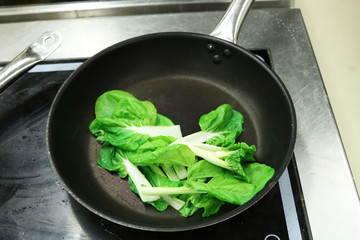 Salat in der Pfanne