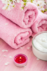 Obraz na płótnie Canvas Rolled pink towel with flowers