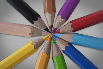 Bunte Stifte im Kreis angeordnet