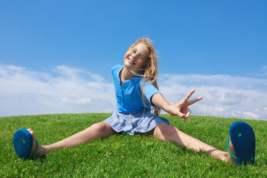Sourire enfant assise sur l'herbe