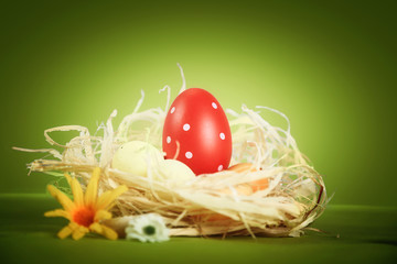 oeuf de pâques sur fond vert