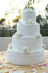 Torta di panna sopra un tavolo di legno