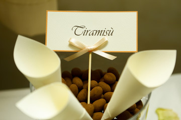 Confetti neri al Tiramisù con confetti in carta