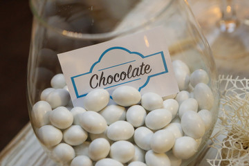 Confetti al cioccolato dentro ampolla di vetro