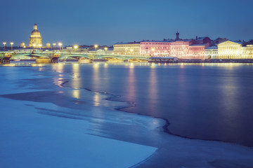 Obraz premium Bridge on the River Neva/View of winter river Neva Annunciation Bridge and city at night, St. Petersburg, Russia