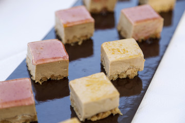 Buonissime monoporzioni  dolci quadrati con una gelatina colorata sopra.